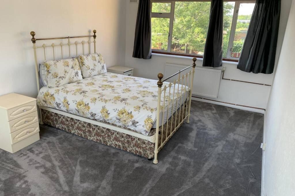5 Bedroom House With Outdoor Space Upminster Extérieur photo